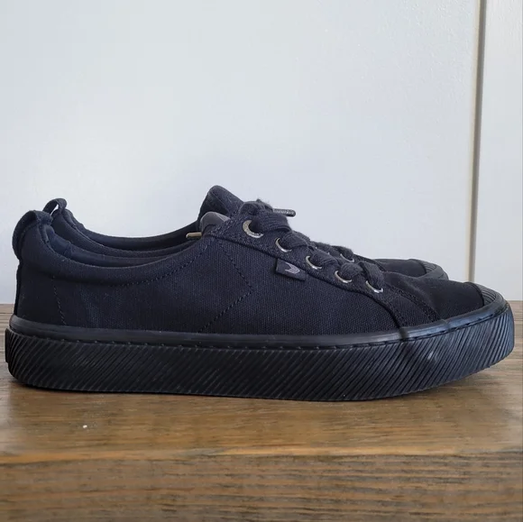 Cariuma OCA low all black canvas shoes women's size 7.5 - like new - Picture 5 of 7